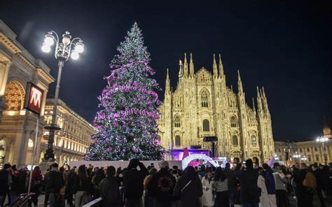 Milano L Accensione Dell Albero Di Natale In Duomo Con L Estetista