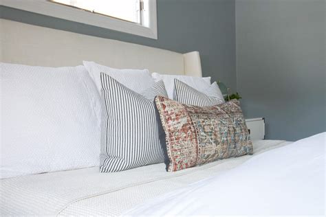 How to Arrange Pillows on a King-Sized Bed - DIY Playbook