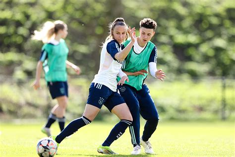 In Beeld Laatste Training Ajax Vrouwen Voor Treffen Met Chelsea