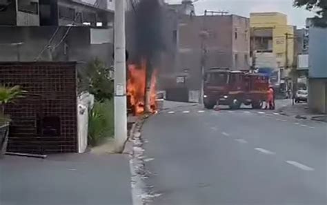 Motorista perde controle de carro bate em poste e veículo pega fogo em