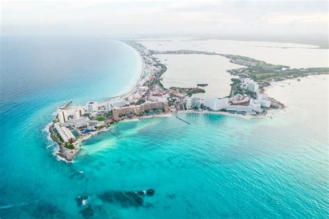 Visão Panorâmica Aérea Da Praia De Cancun E Da Zona Hoteleira Urbana Do