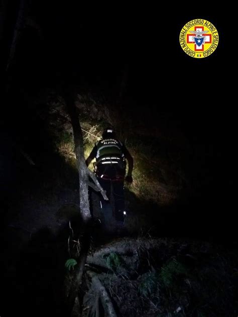 Escursionista Si Perde Nel Bosco Di Notte Salvato Dopo Ore Di Ricerche