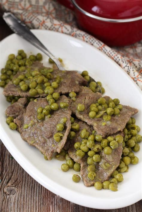 Carne E Piselli In Umido Secondo Piatto Con Fettine Di Vitello Cotte