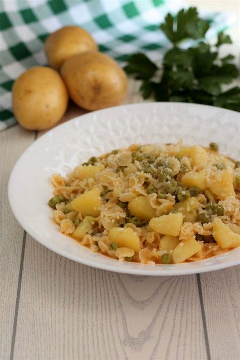 Minestra Di Patate E Piselli Cremosa Con Pezzi Di Grana Filanti