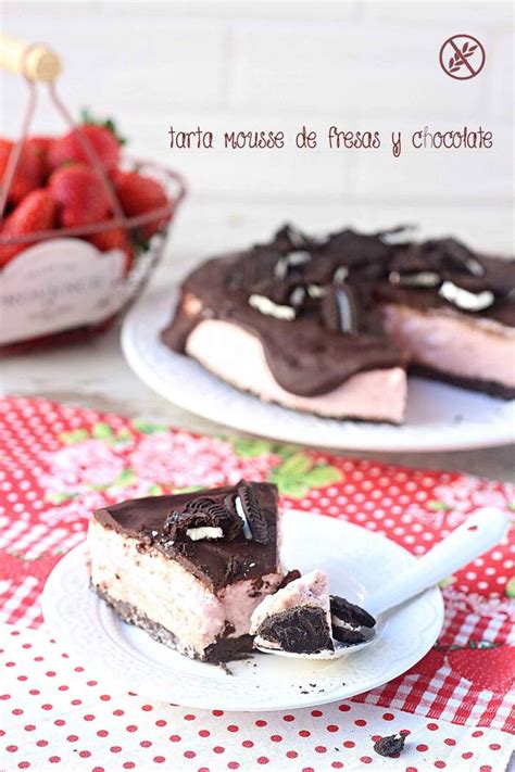 Tarta Mousse De Fresas Y Chocolate Con Las Zarpas En La Masa