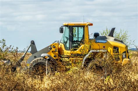 Czy poleasingowe maszyny rolnicze to dobry wybór SK Construction pl