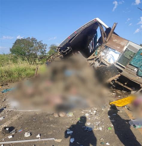 Vítimas de acidente entre ônibus e caminhão são enterradas no interior