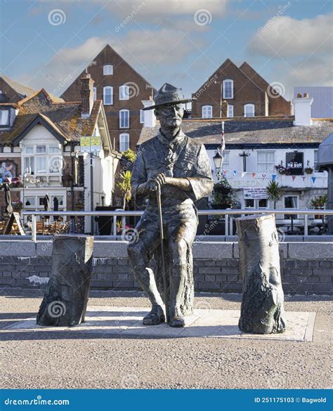 Poole Dorset England July 9 2022 Statue Of Lord Robert Baden Powell