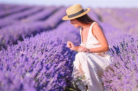 Mujer En Campo De Flores De Lavanda Al Atardecer En Vestido Blanco Y