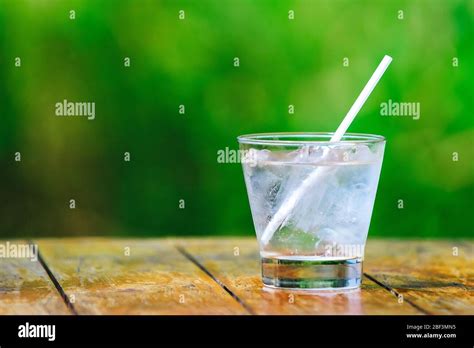 Glas mit mineralwasser Fotos und Bildmaterial in hoher Auflösung Alamy