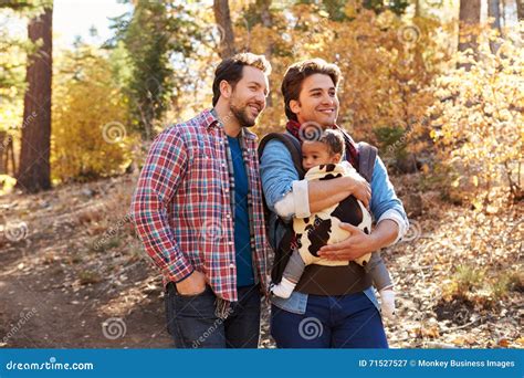 Coppie Maschii Gay Con Il Bambino Che Cammina Attraverso Il Terreno Boscoso Di Caduta Immagine