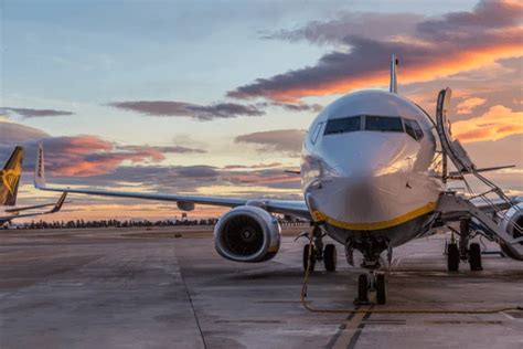 Embraer 175 Vs Boeing 737 Aviator Insider