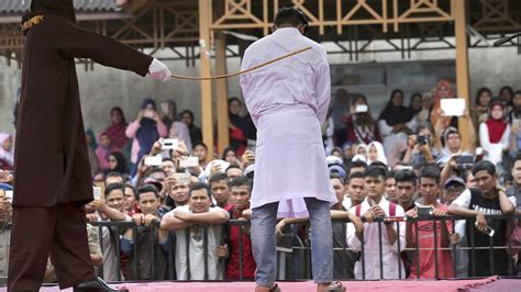 Indonesia hombres afrontan castigo físico por sexo gay