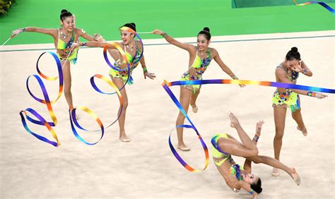 団体決勝、リボンの演技をする日本の選手たち＝竹花徹朗撮影（58/81）ーリオ五輪が閉幕 次は東京：朝日新聞デジタル