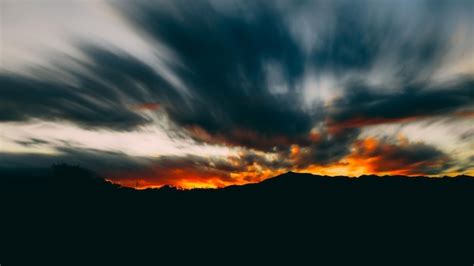 Un atardecer con una montaña al fondo Foto Premium