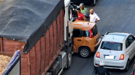 Incidente In Via Crispi Scontro Fra Un Camion Con Rimorchio E Un Auto