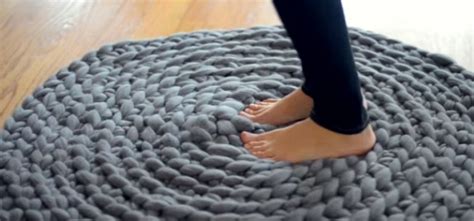 Elle Fabrique Un Tapis En Tricot Seulement Avec Les Mains Son Astuce