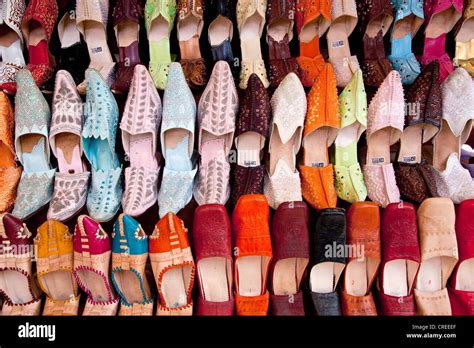 Chaussons En Cuir Marocain Traditionnel Dans Le Souk Le Marché Dans