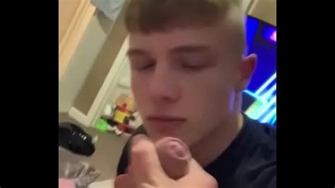 Video Gays Sendo Chupado Por Debaixo Da Mesa Videos Porno Gay Sexo Gay