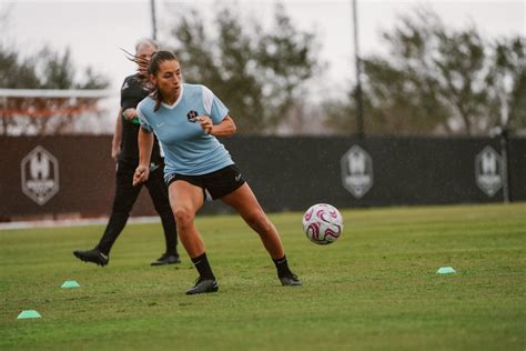 Javier Rivera on Twitter Bárbara Olivieri fichó por el Houston Dash