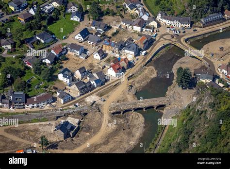 Luftaufnahme überflutetes Gebiet an der Ahr mit zerstörten Brücken im