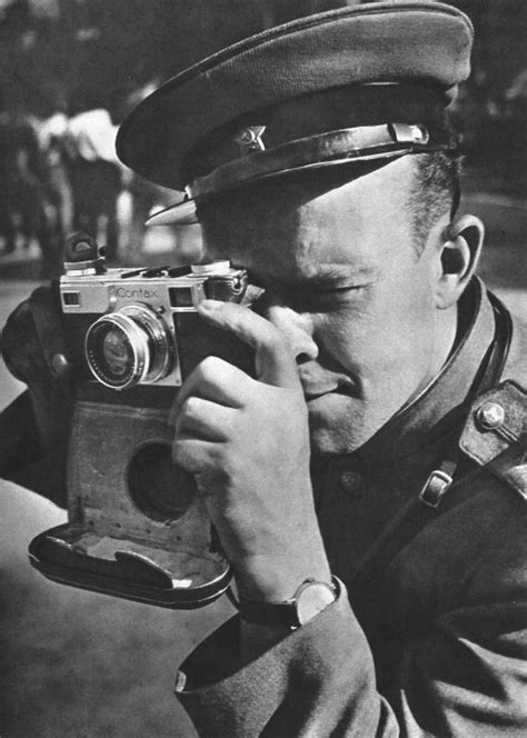 Советский офицер с фотоаппаратом «Contax II» — военное фото