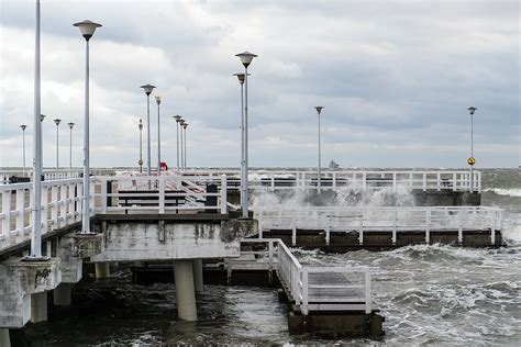 Wichura w Trójmieście Uszkodzone molo w Sopocie i Brzeźnie