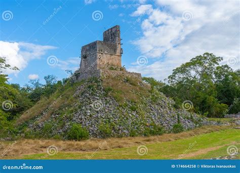 El Mirador Una Estructura Piramidana Rodeada Por Un Templo En El