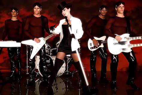 Shania Twain Revisits Wardrobe in ‘Man! I Feel Like a Woman’ Music Video