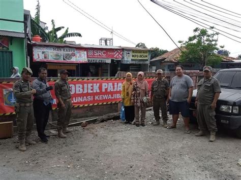 UPPRD Pasar Rebo Dalam Kegiatan Pemasangan Tanda Tunggakan Objek Pajak