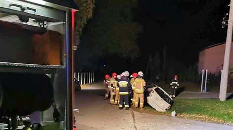 Wojkówka Wjechał samochodem do rowu Z pojazdu zaczęło się dymić