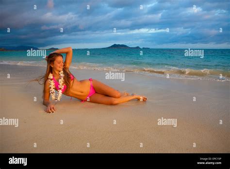 schöne Blondine im Bikini am Strand von Hawaii Stockfotografie Alamy