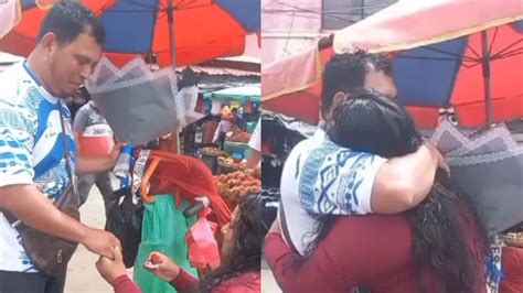 Mujer Le Pide Matrimonio A Su Pareja En Pleno Mercado