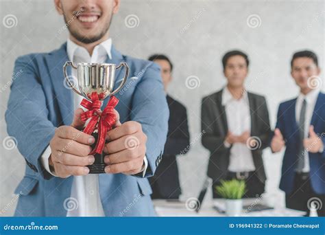 Trabajador Con El Premio Trofeo Para Los Mejores Empleados Del Mes En