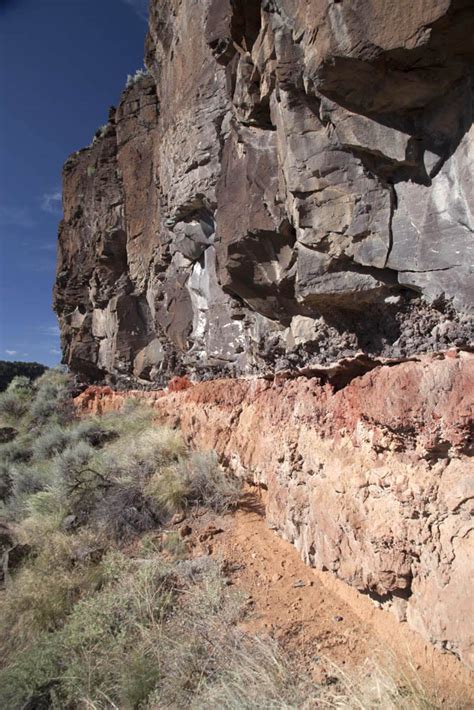 Paleosol Beneath Andesite Nm Vertical Geology Pics