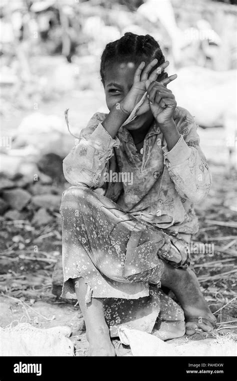 Omo Ethiopia September 20 2011 Unidentified Ethiopian Smiling Girl