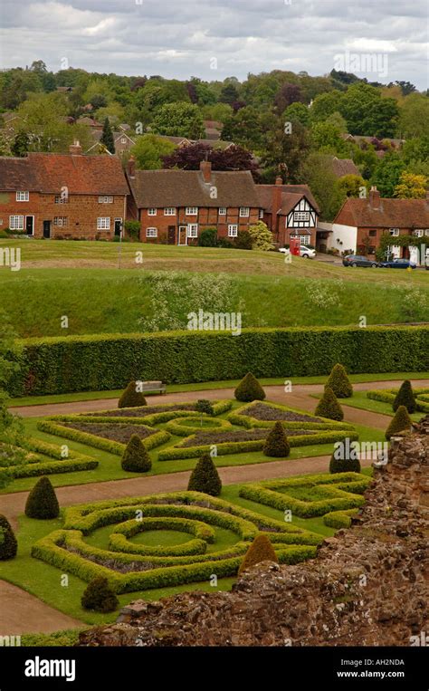 Tudor Garden In The Grounds Of Kenilworth Castle Warwickshire England