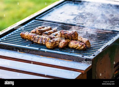 Préparation de petits pains à viande appelés mici ou mititei sur le