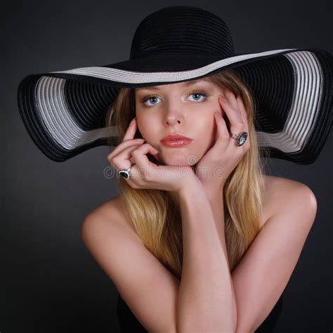 Femme Avec Les Yeux Couverts Dans La Robe Rouge Image Stock Image Du