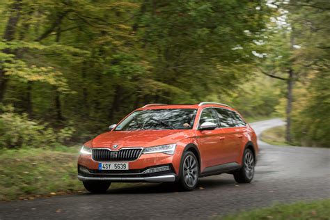 Skoda Superb Combi Sur La Route Taill E Pour Les Voyages