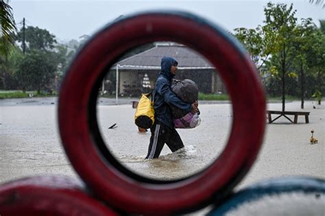 Jumlah Mangsa Banjir Di Terengganu Kelantan Sedikit Turun Malam Ini