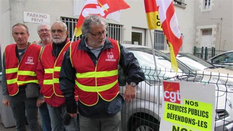 LUnion locale CGT manifeste devant les impôts