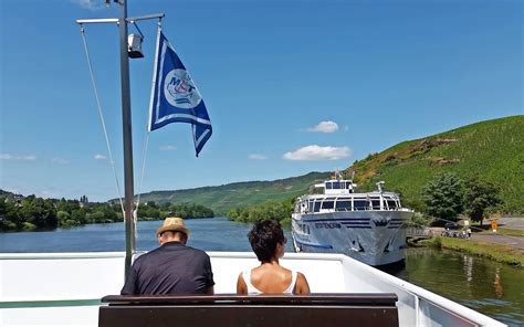 Schiffsfahrt mit der weißen Flotte auf der Mosel