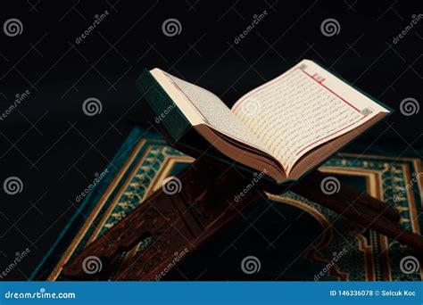 Quran Isl Mico Del Libro Sagrado En El Rahle De Talla De Madera Con Las