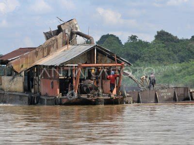 Penambang Pasir Sungai Batanghari Antara Foto