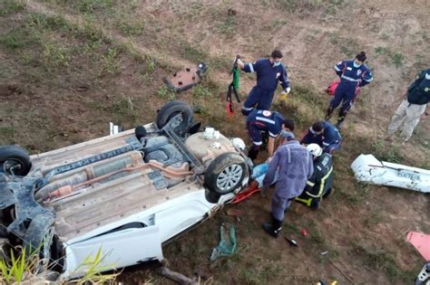 Teixeira de Freitas Bombeiros do 18ºGBM retiram vítima presa nas