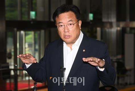 포토 출근길 취재진 질문에 답하는 정진석 네이트 뉴스