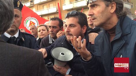 Renzi A Reggio Calabria Le Proteste Youtube