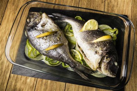 Dos Pescados De Dorada Cocinaron En El Horno Con El Lim N La Cebolla Y