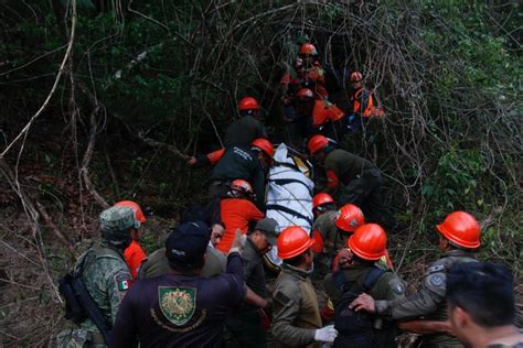 La Jornada Localizan tres cuerpos de policías arrastrados por un río